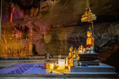 Tham Pha Nang Khoi, Tayland 'ın kuzeyindeki Phrae eyaletinin Rong Kwang bölgesinde bir karst mağarası.