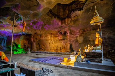 Tham Pha Nang Khoi, Tayland 'ın kuzeyindeki Phrae eyaletinin Rong Kwang bölgesinde bir karst mağarası.