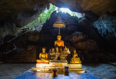 Tham Pha Nang Khoi, Tayland 'ın kuzeyindeki Phrae eyaletinin Rong Kwang bölgesinde bir karst mağarası.