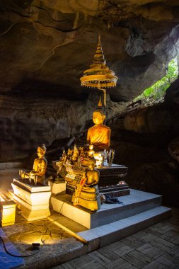 Tham Pha Nang Khoi, Tayland 'ın kuzeyindeki Phrae eyaletinin Rong Kwang bölgesinde bir karst mağarası.