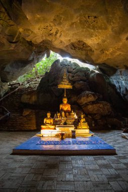 Tham Pha Nang Khoi, Tayland 'ın kuzeyindeki Phrae eyaletinin Rong Kwang bölgesinde bir karst mağarası.