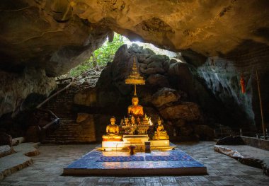 Tham Pha Nang Khoi, Tayland 'ın kuzeyindeki Phrae eyaletinin Rong Kwang bölgesinde bir karst mağarası.