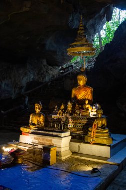 Tham Pha Nang Khoi, Tayland 'ın kuzeyindeki Phrae eyaletinin Rong Kwang bölgesinde bir karst mağarası.