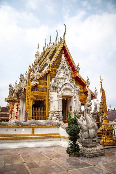 Wat Phrathat Suthon Mongkhon Khiri temple complex in Phrae, Thailand — Fotografia de Stock