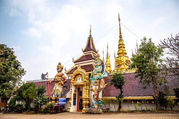 Wat Phrathat Suthon Mongkhon Khiri temple complex in Phrae, Thailand — ストック写真