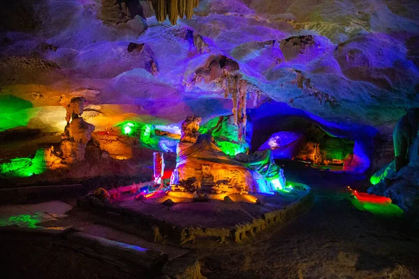 Cueva Tham Pha Nang Khoi en Phraeprovince, Tailandia — Foto de Stock