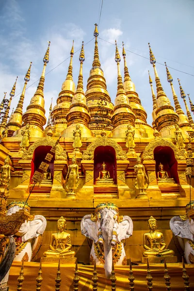 Wat Phrao Suthon Mongkhon Khiri tapınağı kompleksi Phrae, Tayland, Güney Doğu Asya