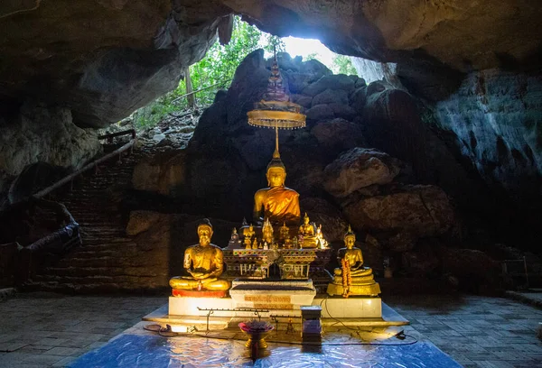 Tham Pha Nang Khoi, Tayland 'ın kuzeyindeki Phrae eyaletinin Rong Kwang bölgesinde bir karst mağarası.