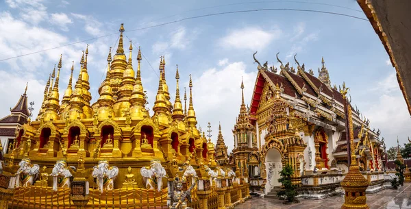 Wat Phrao Suthon Mongkhon Khiri tapınağı kompleksi Phrae, Tayland, Güney Doğu Asya