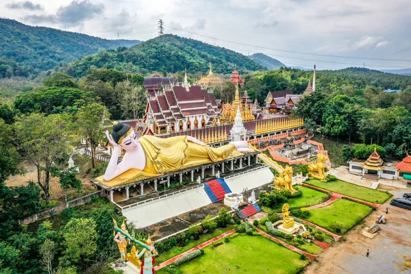 Wat Phrao Suthon Mongkhon Khiri tapınağı kompleksi Phrae, Tayland, Güney Doğu Asya