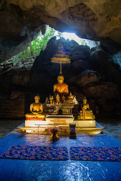 Tham Pha Nang Khoi, Tayland 'ın kuzeyindeki Phrae eyaletinin Rong Kwang bölgesinde bir karst mağarası.