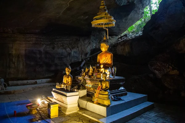 Tham Pha Nang Khoi, Tayland 'ın kuzeyindeki Phrae eyaletinin Rong Kwang bölgesinde bir karst mağarası.