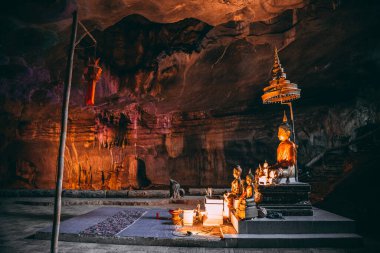 Tham Pha Nang Khoi, Tayland 'ın kuzeyindeki Phrae eyaletinin Rong Kwang bölgesinde bir karst mağarası.