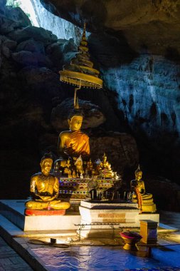 Tham Pha Nang Khoi, Tayland 'ın kuzeyindeki Phrae eyaletinin Rong Kwang bölgesinde bir karst mağarası.
