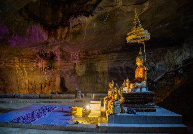 Tham Pha Nang Khoi, Tayland 'ın kuzeyindeki Phrae eyaletinin Rong Kwang bölgesinde bir karst mağarası.