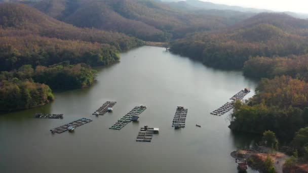 Wat Phrathat Pu Jae buddha och Huai Mae Toek lake i Phrae provinsen, Thailand — Stockvideo