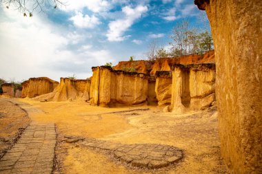 Tayland Phrae eyaletindeki Phae Mueang Phi kaya oluşumu veya kanyonu