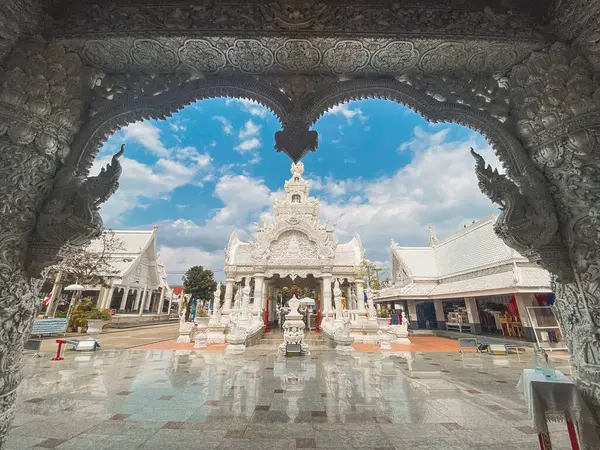 Wat Ming Muang white temple in Nan province, Thailand — Fotografia de Stock