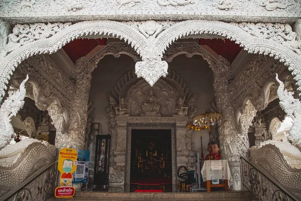 Wat Ming Muang templo blanco en la provincia de Nan, Tailandia —  Fotos de Stock