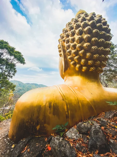 Golden Rock Temple of Wat Phra That Din Kwaen in de provincie Phrae, Thailand — Stockfoto