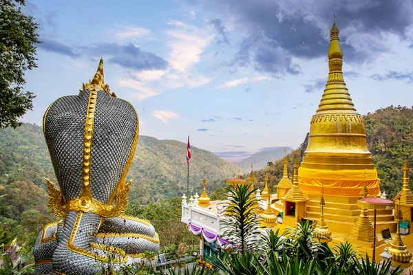 Golden Rock Temple nebo Wat Phra That Din Kwaen v provincii Phrae, Thajsko — Stock fotografie