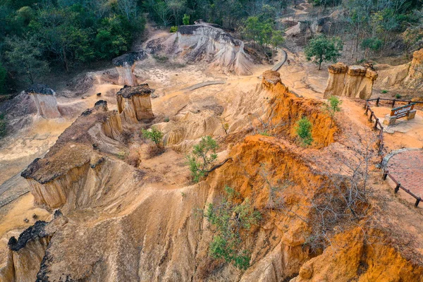 Formation rocheuse ou canyon de Phae Mueang Phi dans la province de Phrae, Thaïlande — Photo