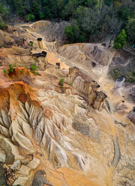 Formation rocheuse ou canyon de Phae Mueang Phi dans la province de Phrae, Thaïlande — Photo