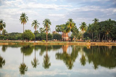 Wat Sra Sri veya Wat Sa Si Tayland 'daki Sukhothai tarihi parkında