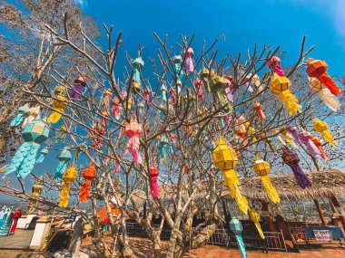 Wat Phrathat Khao Noi ya da Phra Phuttha Maha Utam Mongkhon Nanthaburi, Nan Tayland 'da Doi Khao Noi' nin tepesinde.