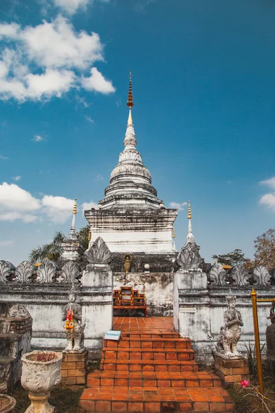 Wat Phrathat Khao Noi ya da Phra Phuttha Maha Utam Mongkhon Nanthaburi, Nan Tayland 'da Doi Khao Noi' nin tepesinde. — Stok fotoğraf