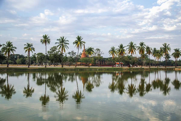 Wat Sra Sri veya Wat Sa Si Tayland 'daki Sukhothai tarihi parkında