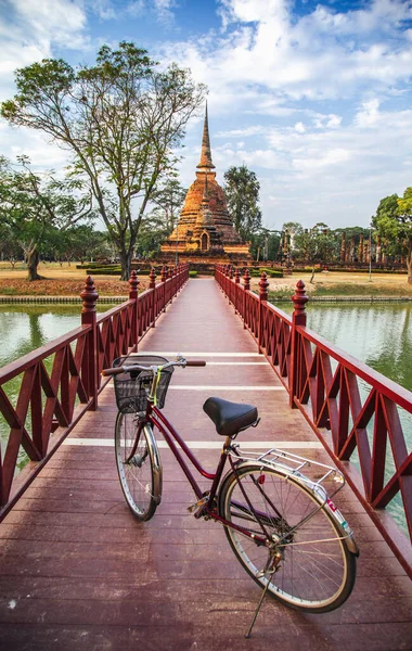 Bicicleta en Wat Sra Sri o Wat Sa Si en el parque histórico de Sukhothai en Tailandia —  Fotos de Stock