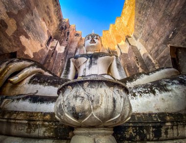 Wat Si Chum tapınağı ve Sukhothai tarihi parkındaki büyük Buda, Tayland