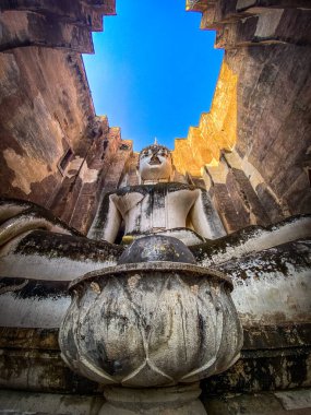 Wat Si Chum tapınağı ve Sukhothai tarihi parkındaki büyük Buda, Tayland