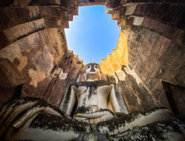 Wat Si Chum tapınağı ve Sukhothai tarihi parkındaki büyük Buda, Tayland