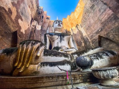 Wat Si Chum tapınağı ve Sukhothai tarihi parkındaki büyük Buda, Tayland