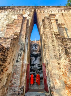 Wat Si Chum tapınağı ve Sukhothai tarihi parkındaki büyük Buda, Tayland