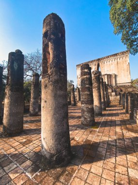 Wat Si Chum tapınağı ve Sukhothai tarihi parkındaki büyük Buda, Tayland