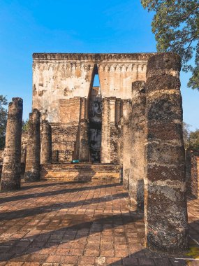Wat Si Chum tapınağı ve Sukhothai tarihi parkındaki büyük Buda, Tayland