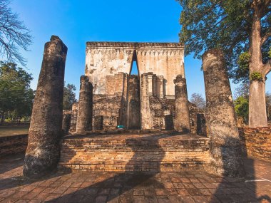Wat Si Chum tapınağı ve Sukhothai tarihi parkındaki büyük Buda, Tayland