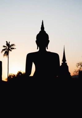 Wat Mahathat Buddha 'da günbatımı ve Sukhothai Tarihi Parkı' ndaki tapınak