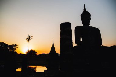 Wat Mahathat Buddha 'da günbatımı ve Sukhothai Tarihi Parkı' ndaki tapınak