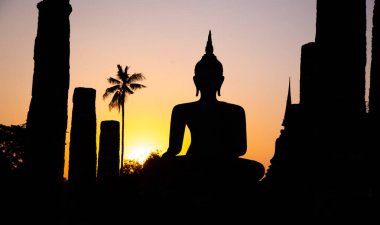 Wat Mahathat Buddha 'da günbatımı ve Sukhothai Tarihi Parkı' ndaki tapınak