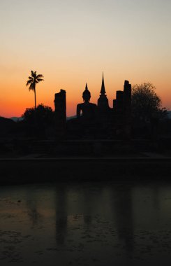 Wat Mahathat Buddha 'da günbatımı ve Sukhothai Tarihi Parkı' ndaki tapınak
