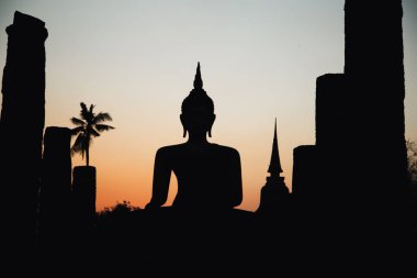 Wat Mahathat Buddha 'da günbatımı ve Sukhothai Tarihi Parkı' ndaki tapınak