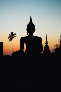 Wat Mahathat Buddha 'da günbatımı ve Sukhothai Tarihi Parkı' ndaki tapınak