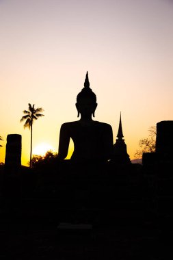 Wat Mahathat Buddha 'da günbatımı ve Sukhothai Tarihi Parkı' ndaki tapınak