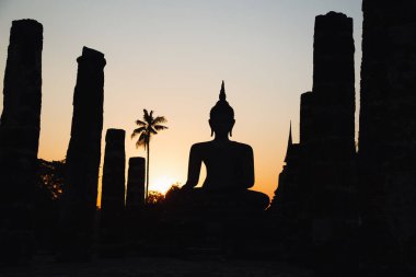 Wat Mahathat Buddha 'da günbatımı ve Sukhothai Tarihi Parkı' ndaki tapınak