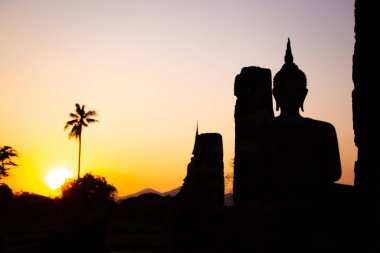 Wat Mahathat Buddha 'da günbatımı ve Sukhothai Tarihi Parkı' ndaki tapınak