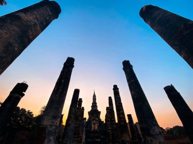 Wat Mahathat Buddha 'da günbatımı ve Sukhothai Tarihi Parkı' ndaki tapınak